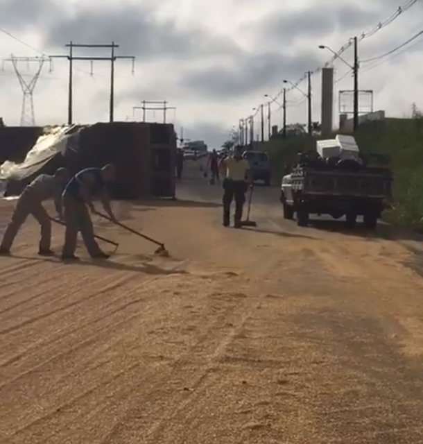 Caminhão carregado com soja tomba no Contorno Sul