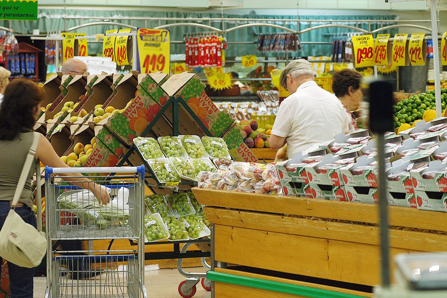 Na polêmica dos supermercados, pesquisas reforçam argumentos dos dois lados da questão