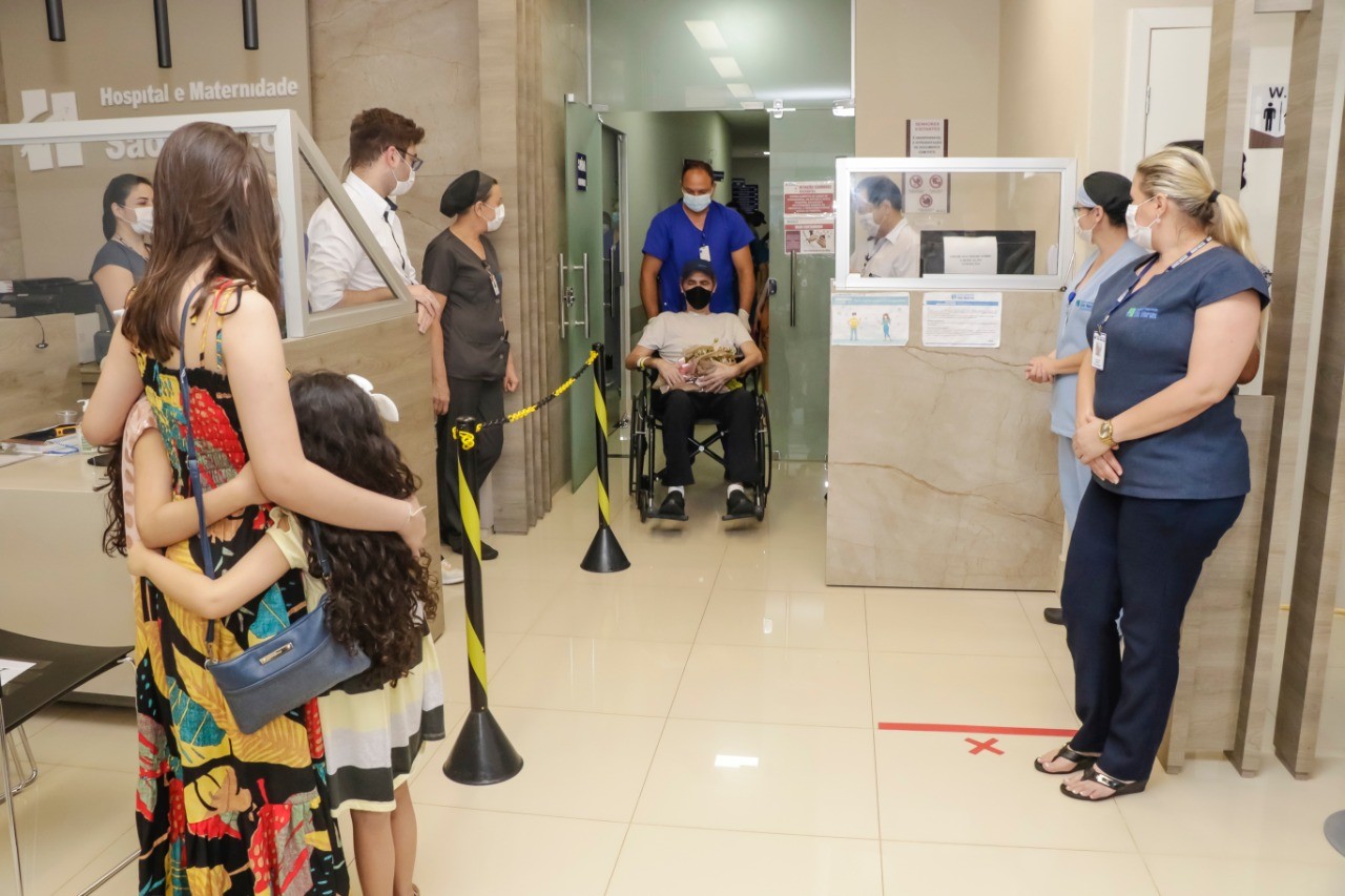 Covid-19: Policial militar de Maringá recebe alta após 51 dias na UTI