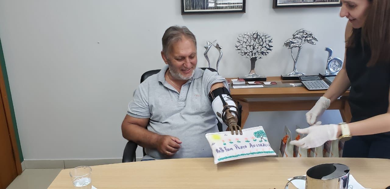 Rotary de Maringá doa cadeiras de rodas e próteses de mãos