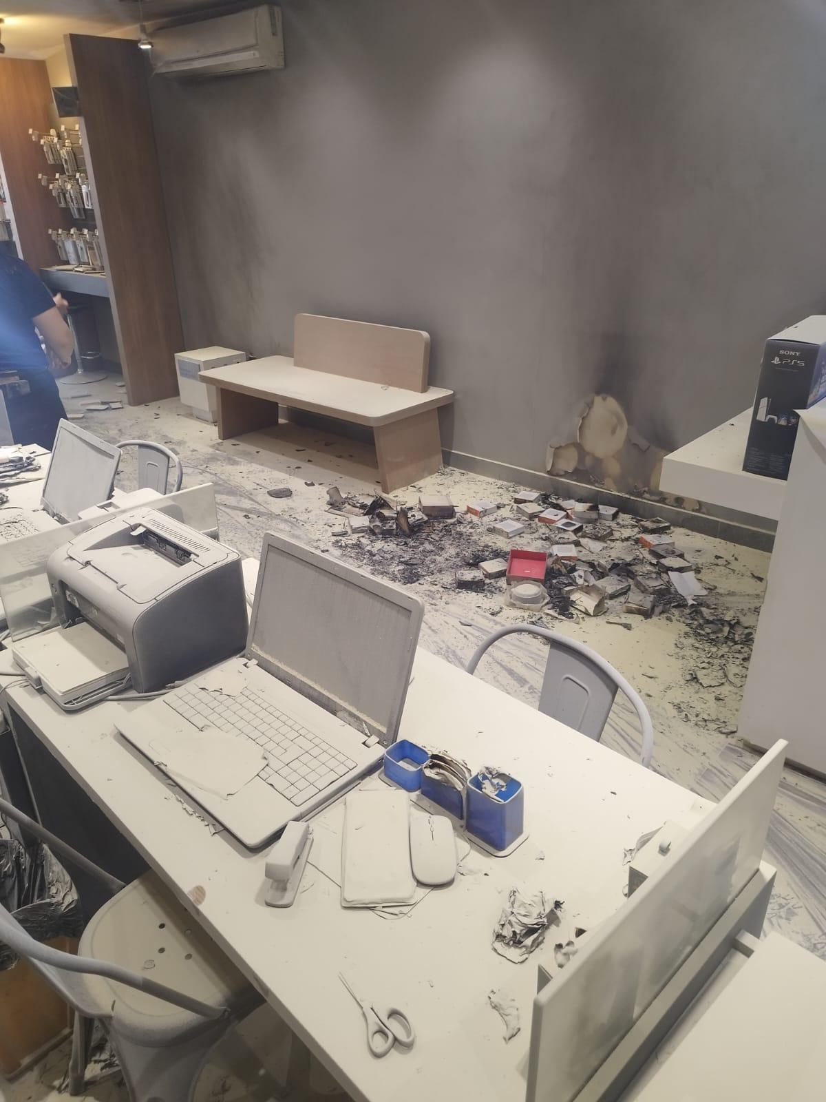 Loja de celular é alvo de incêndio criminoso, vendedora sofre queimaduras