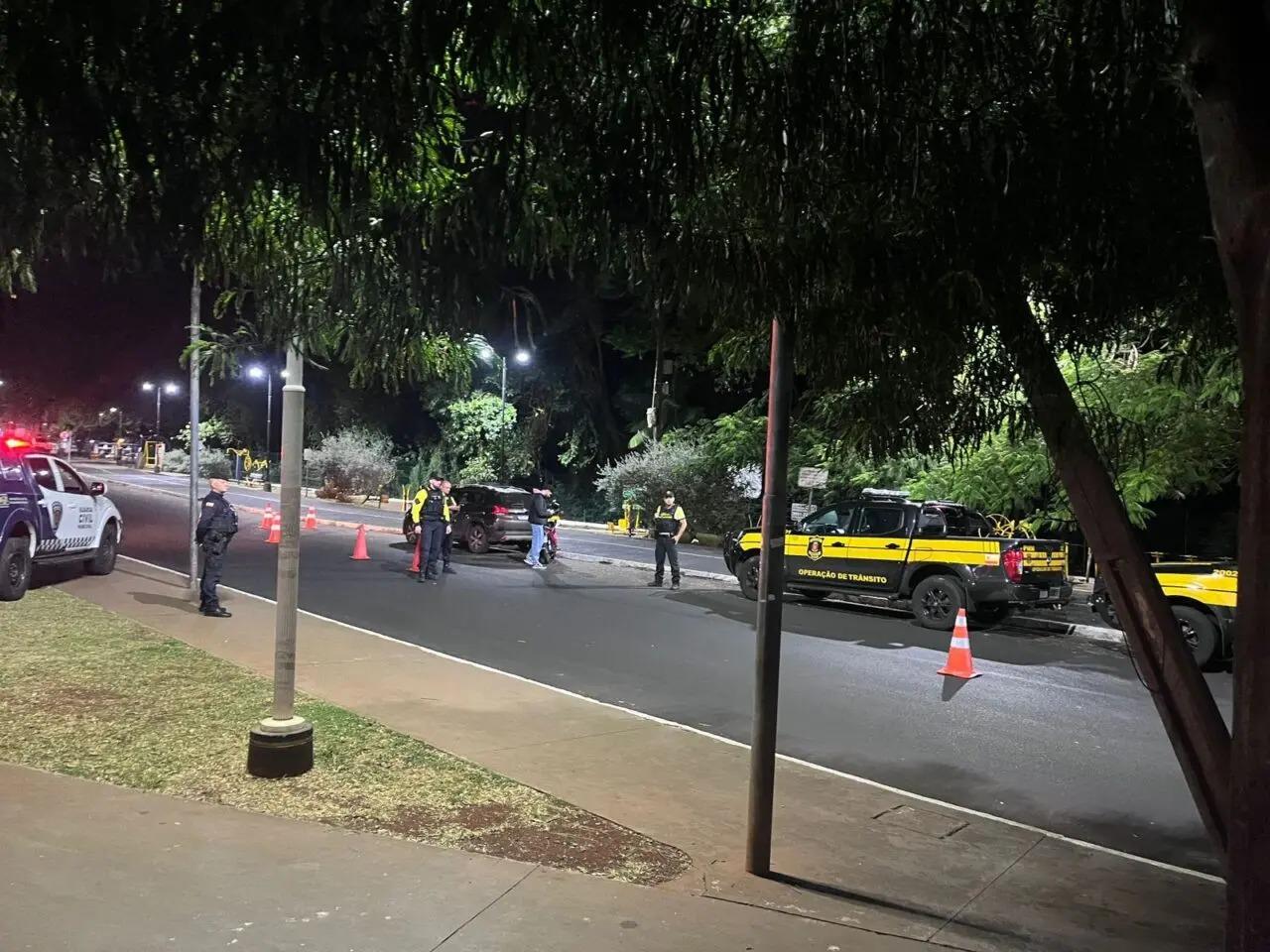 Fiscalização conjunta em Maringá resulta em multas e remoção de veículos