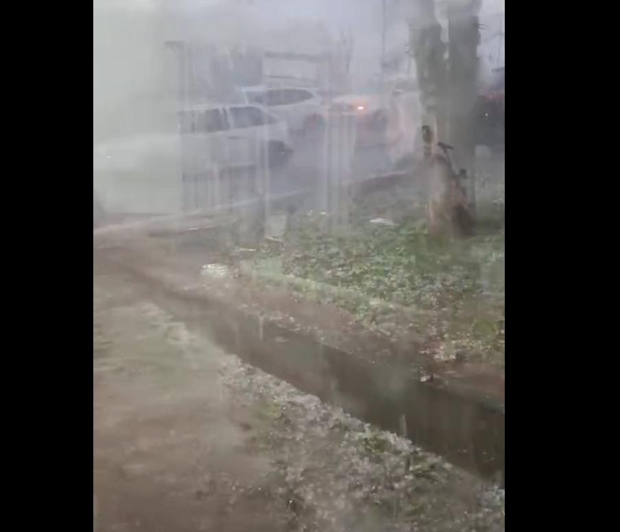 Chuva de granizo em Campo Mourão e enxurrada na rodovia em Terra Boa