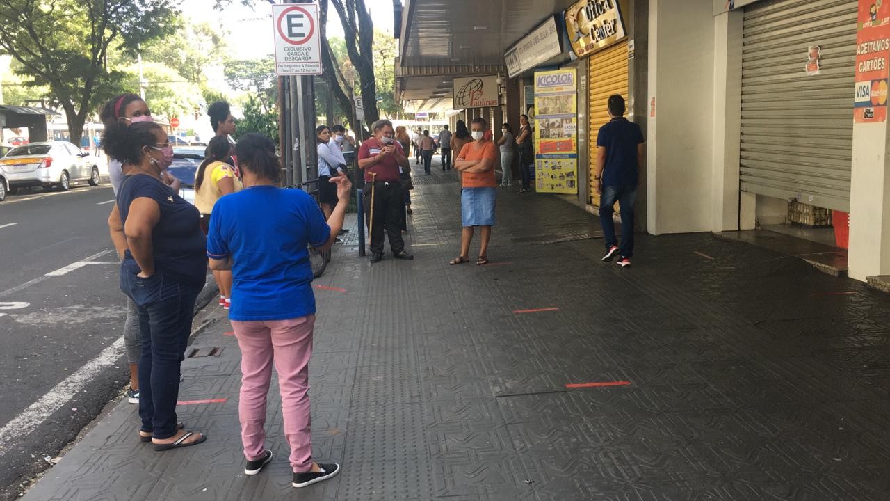 Comércio reabre e centro de Maringá fica movimentado