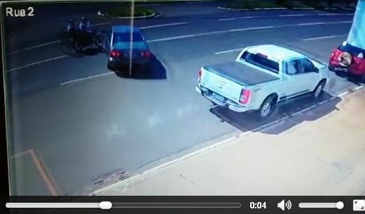 Câmera flagra imprudência de motorista na Avenida Colombo