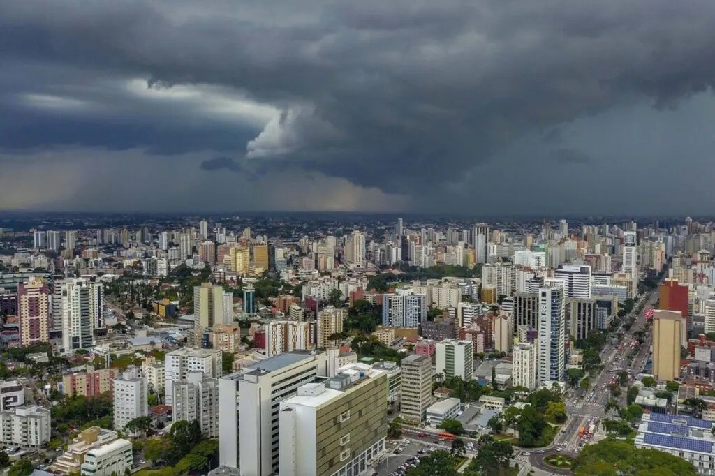 Chuva e temperaturas mais amenas: confira a previsão do tempo para o fim de semana