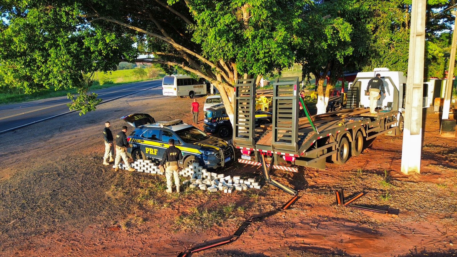 PRF apreende cocaína em caminhão prancha na região de Maringá