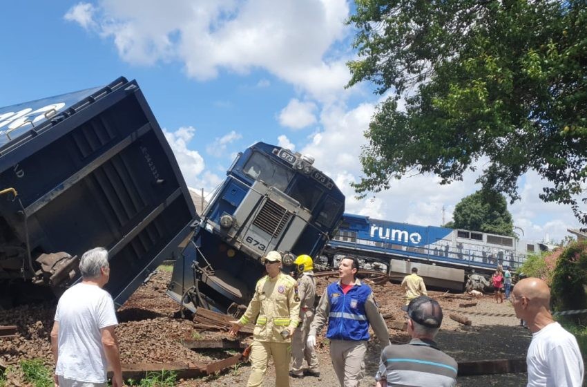 Trem descarrila e atinge casa após bater em caminhão, em Rolândia