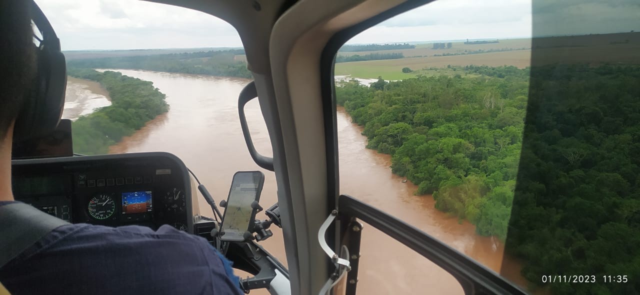 Corpo de Bombeiros faz buscas por carro que teria caído no Rio Ivaí