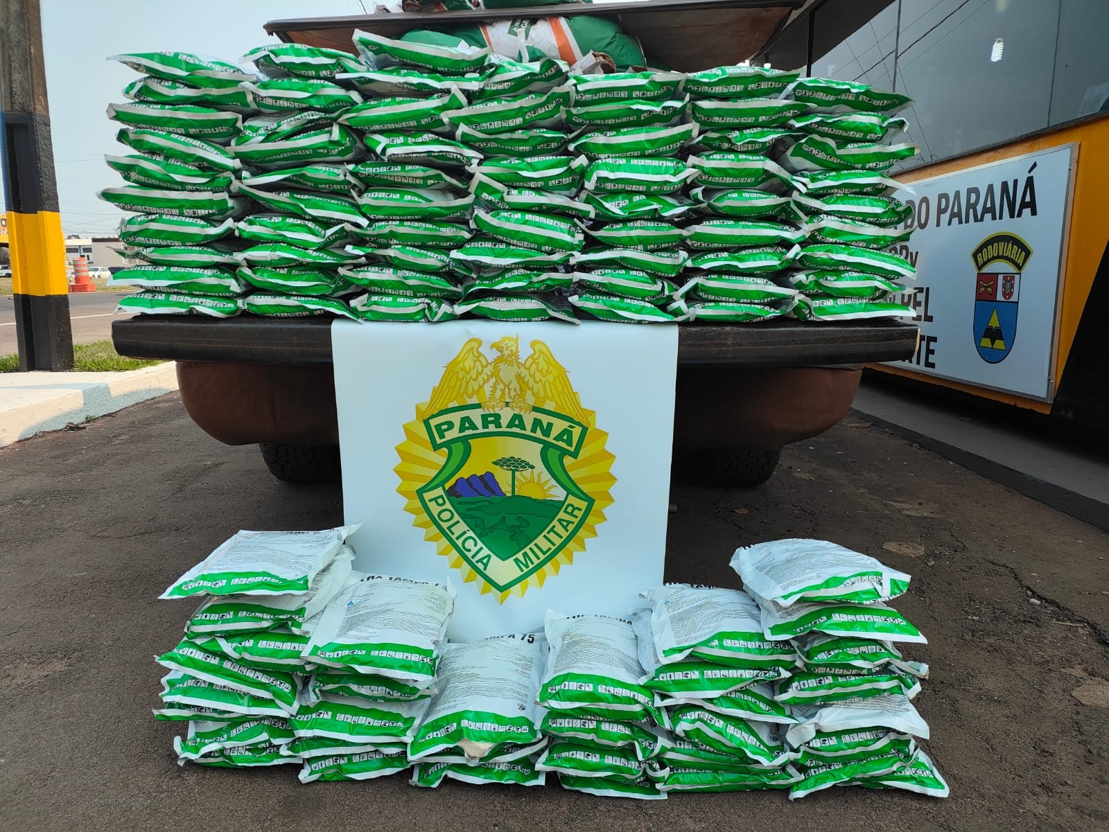 PRE apreende pacotes de agrotóxicos do Paraguai e prende suspeito