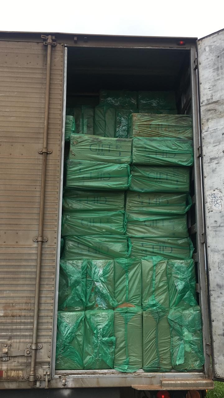 Carreta e caminhão lotados de cigarro são apreendidos