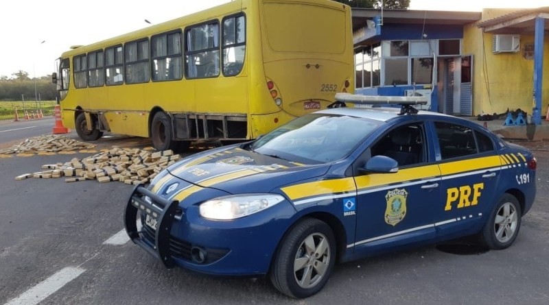 PRF prende mulher que dirigia ônibus com centenas de quilos de maconha