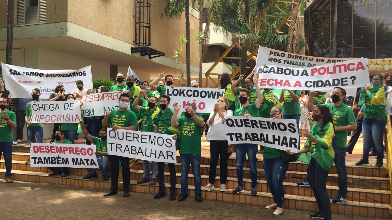 Lojistas e funcionários de shoppings protestam contra fechamento aos fins de semana