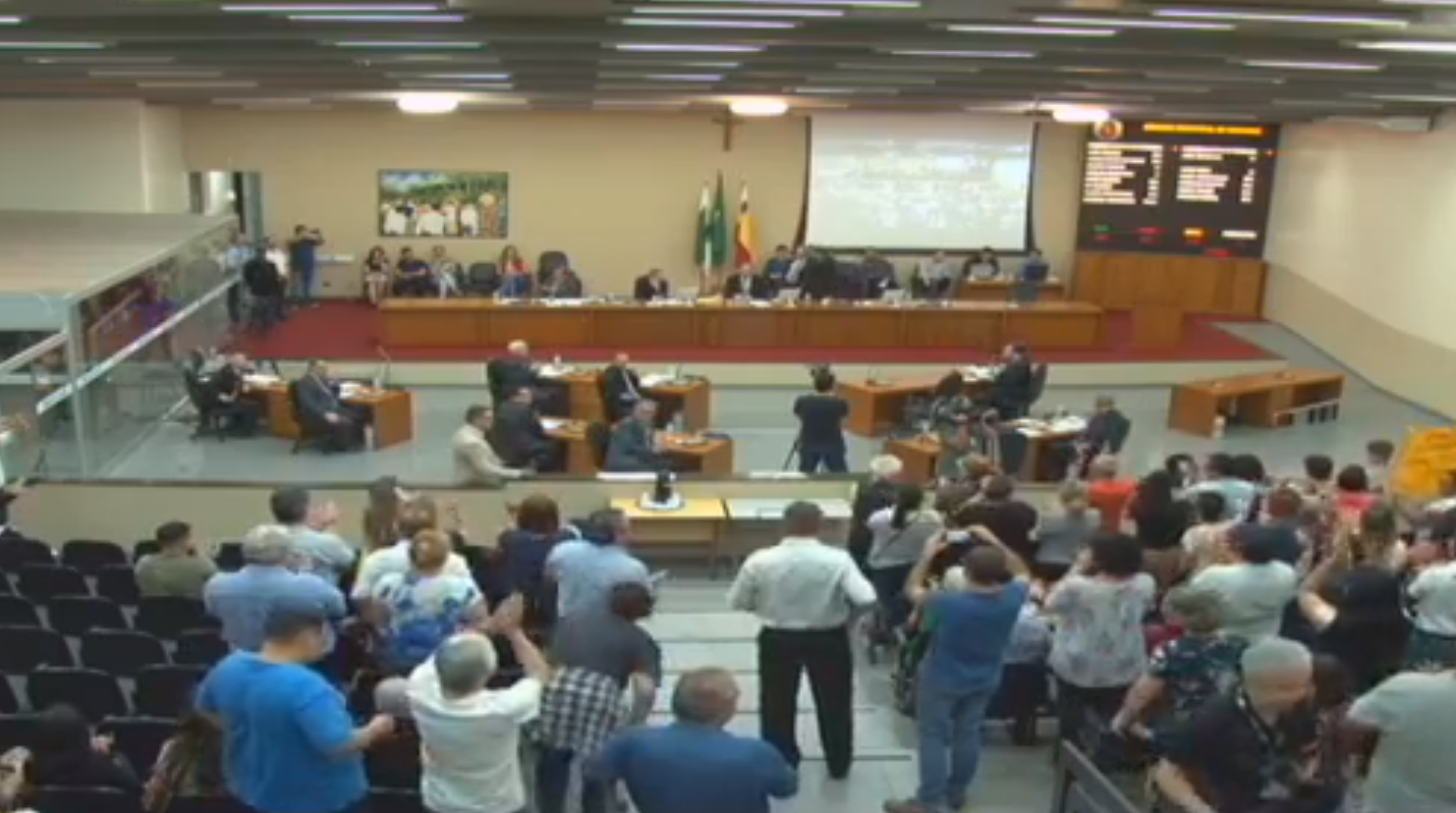 Projeto aprovado em segunda discussão permite abertura apenas um domingo do mês