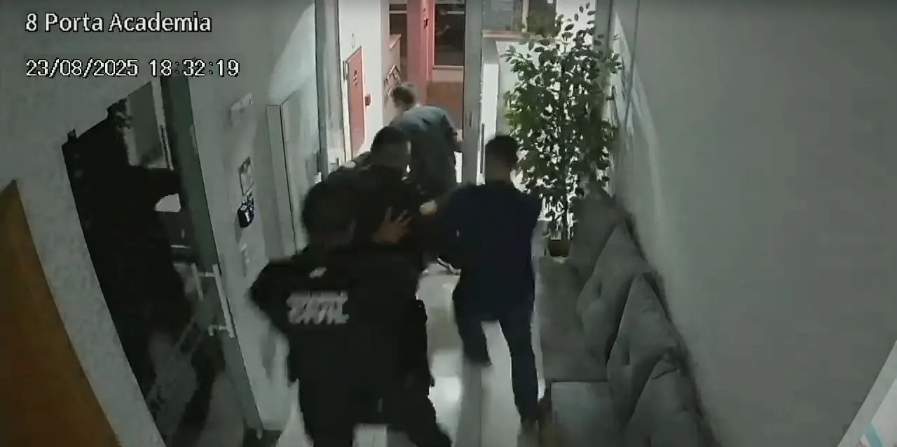 Homem é preso após agredir companheira e tentar fugir de condomínio