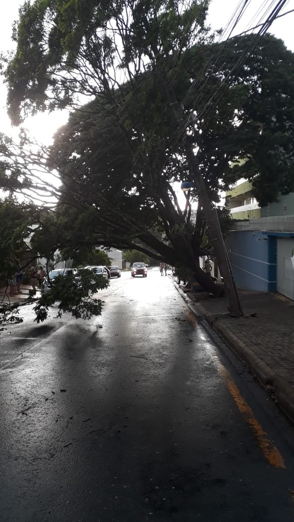 1.800 imóveis ficam sem energia por causa de temporal