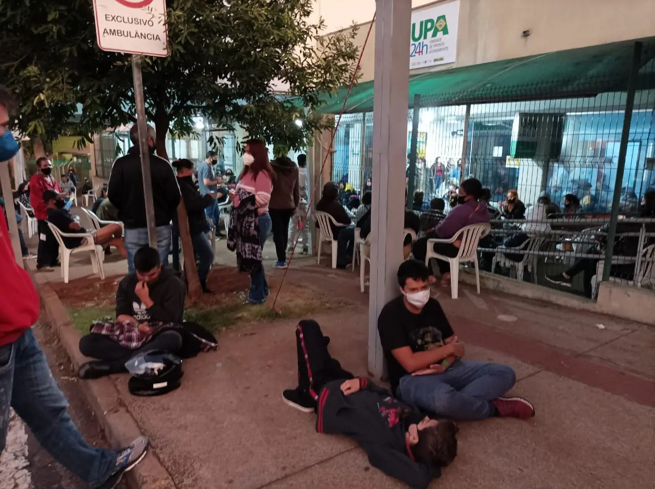 UPA de Maringá tem noite com relatos de dor e cansaço: ‘Estamos aqui há mais de 10 horas esperando’