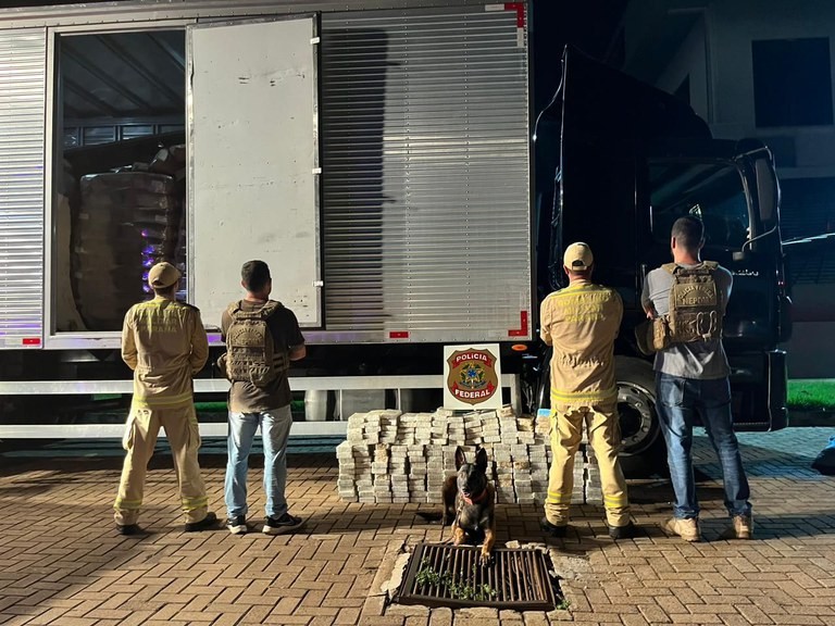 PF apreende 228 quilos de cocaína em fundo falso de caminhão-baú