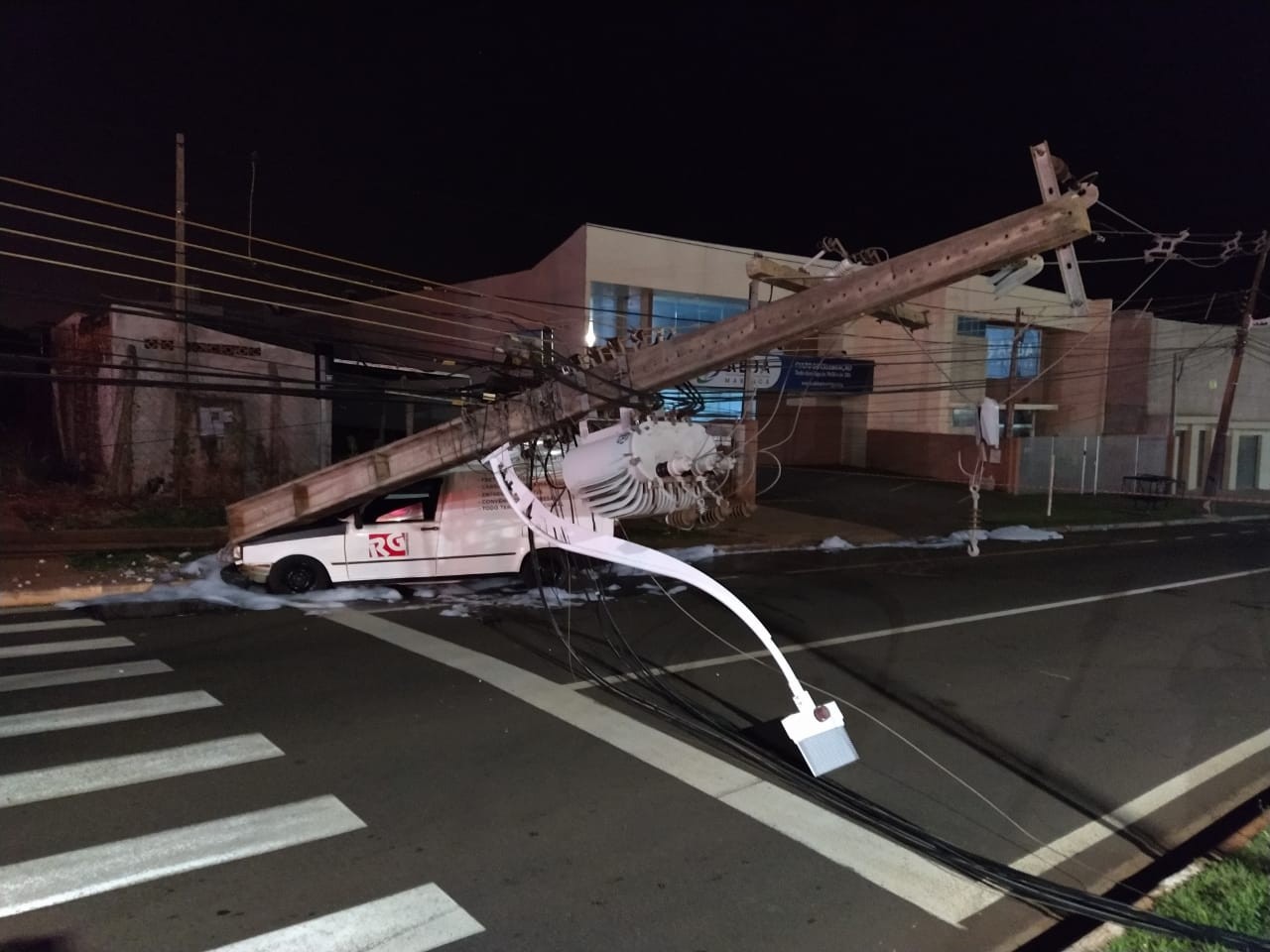 Carro bate e derruba poste na Avenida Carlos Borges