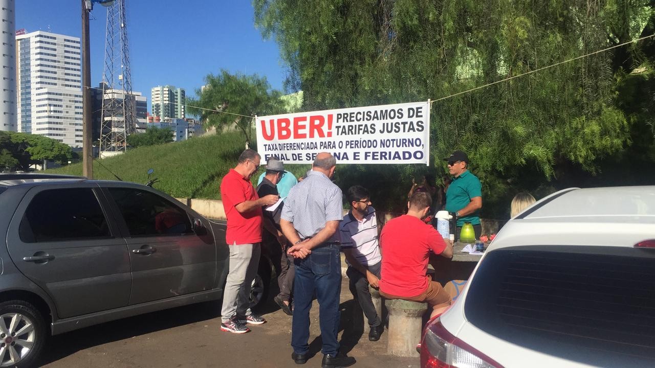 Motoristas financiaram carro novo e agora não conseguem pagar prestação