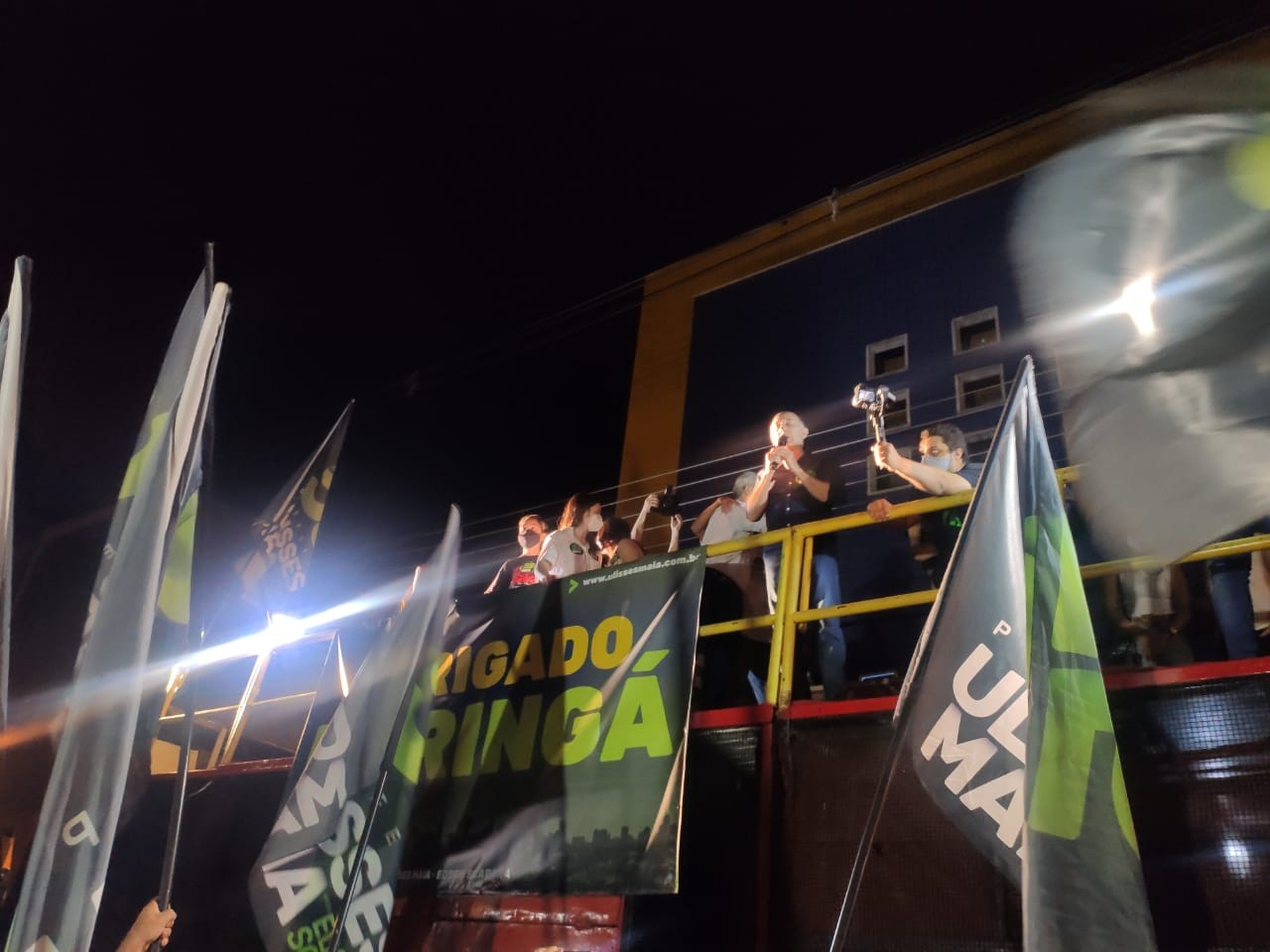 Cercado de apoiadores, Ulisses Maia comemora a reeleição no primeiro turno