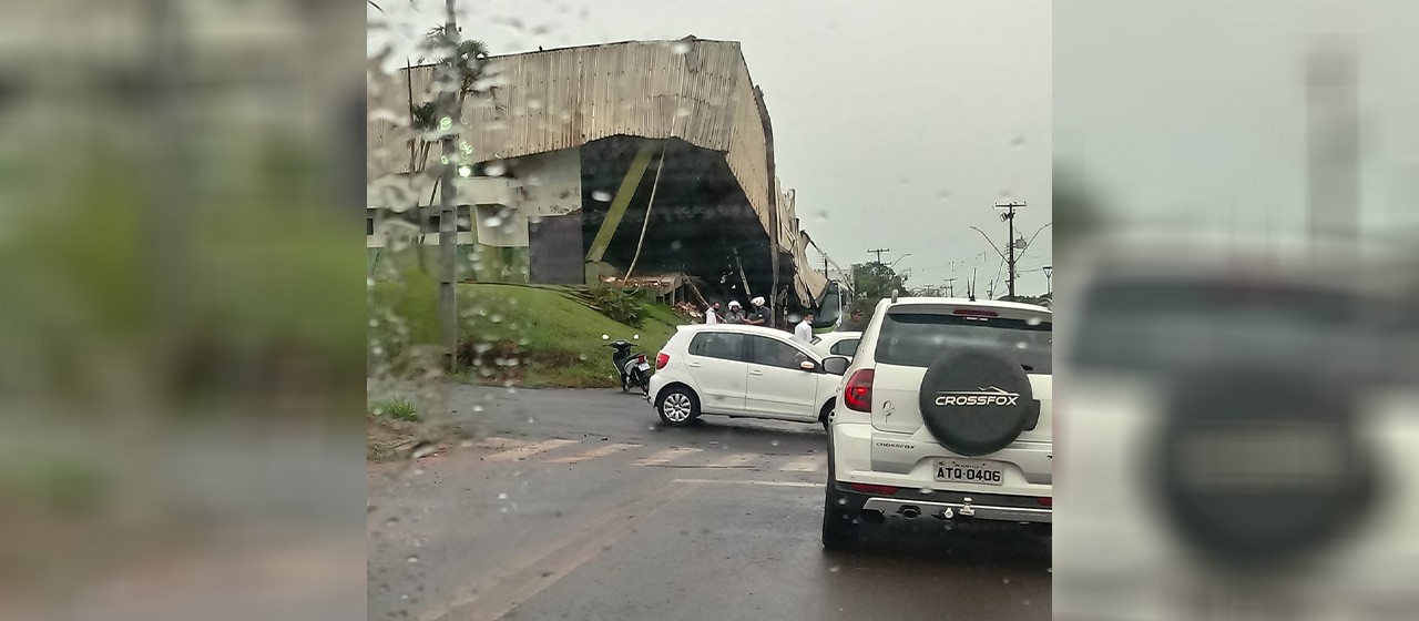 Ginásio de esportes de Mandaguaçu desaba durante temporal