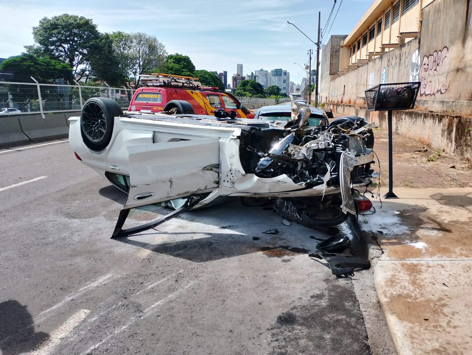 BMW capota na Avenida Guaíra em Maringá