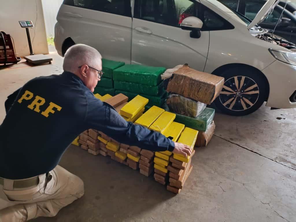PRF apreende 370 kg de maconha em carro após fuga do condutor