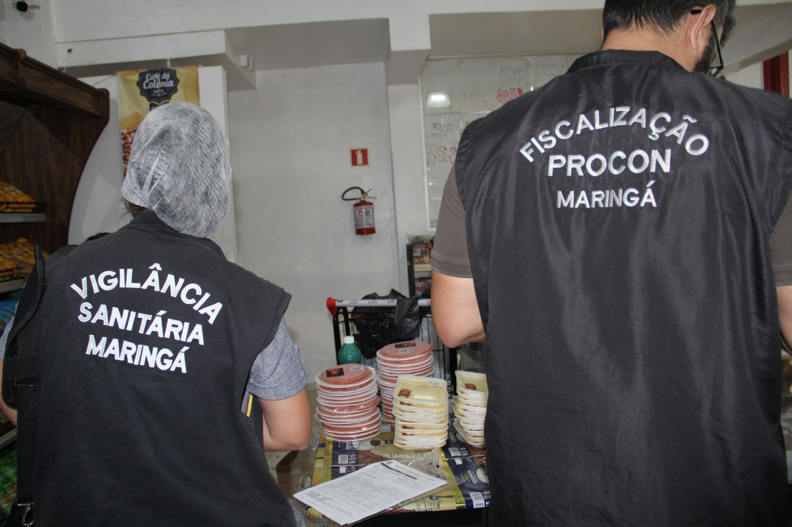 Após denúncia, fiscais apreendem 350 quilos de produtos irregulares