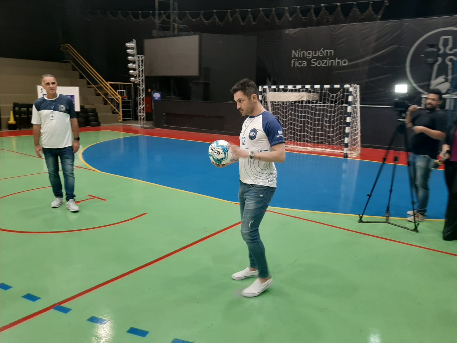 Duas vezes melhor jogador de futsal do mundo, Falcão visita Maringá
