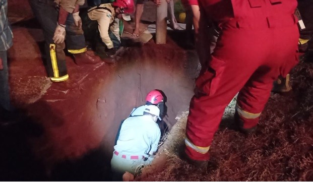 Imagens mostram resgate de criança que caiu em buraco em Mamborê