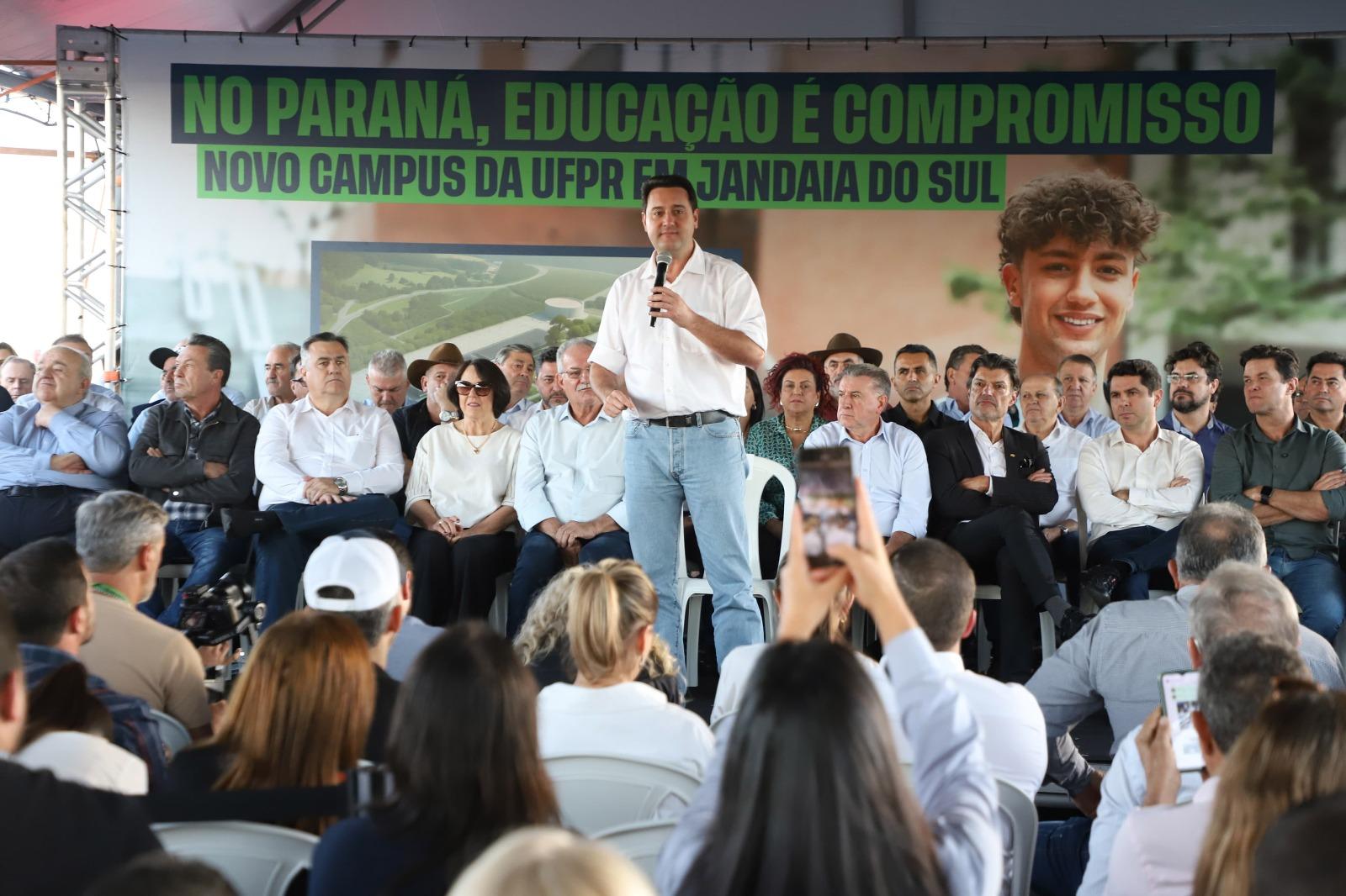 Governador assina ordem de serviço para construção de sede da UFPR