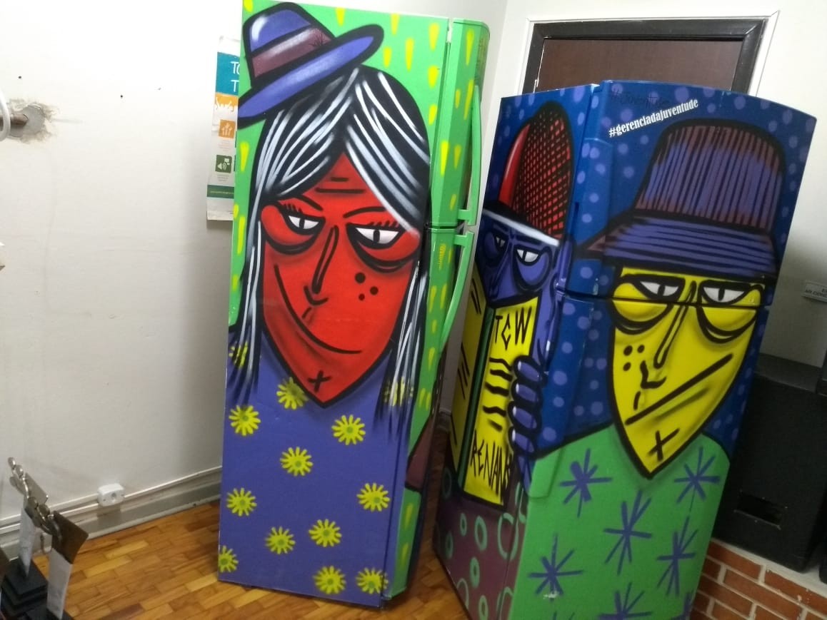 Procuram-se grafiteiros para transformar geladeiras em bibliotecas
