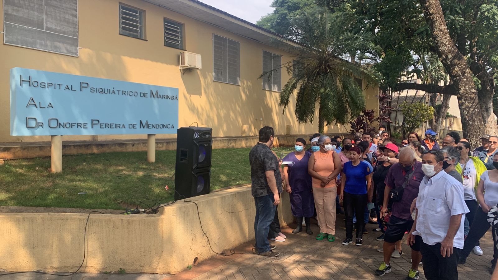 Ato simbólico de apoio é realizado em frente ao Hospital Psiquiátrico de Maringá