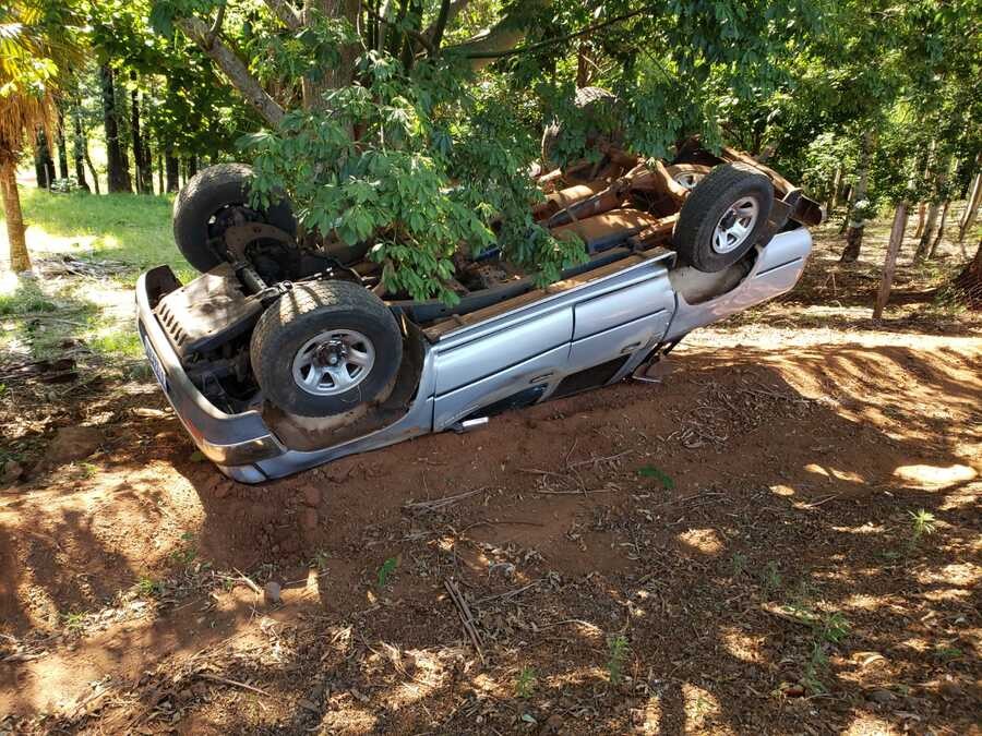 Homem é socorrido em estado grave após capotar carro na Estrada Pinguim, em Maringá