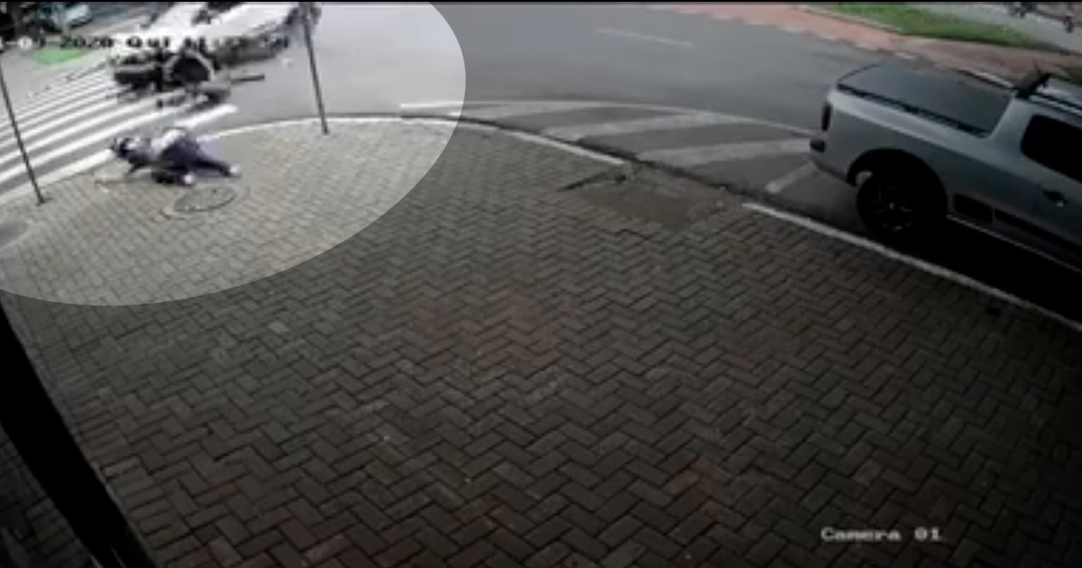 Motociclista é arremessada após batida contra carro em Maringá