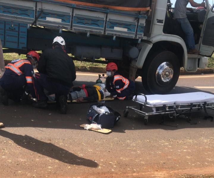 Passageiro cai de caminhão em movimento e fica preso embaixo do veículo