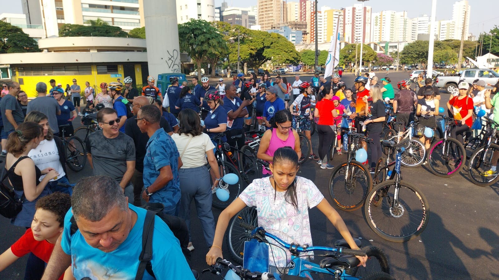 ‘Passeio ciclístico e caminhada da família’ reúne milhares de fiéis