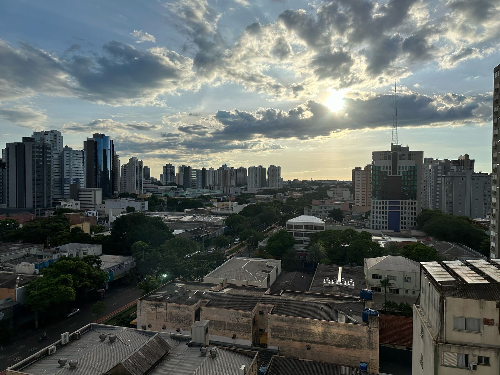 Sem chuva prevista, segunda-feira (11) será de calor intenso em Maringá
