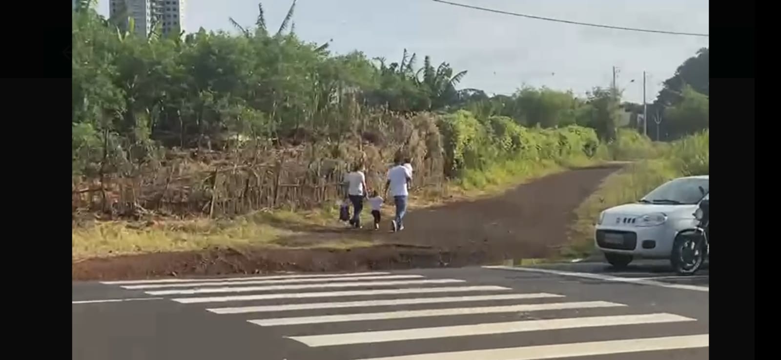 Manifestantes pedem asfalto e iluminação na Avenida Valdecir de Brito