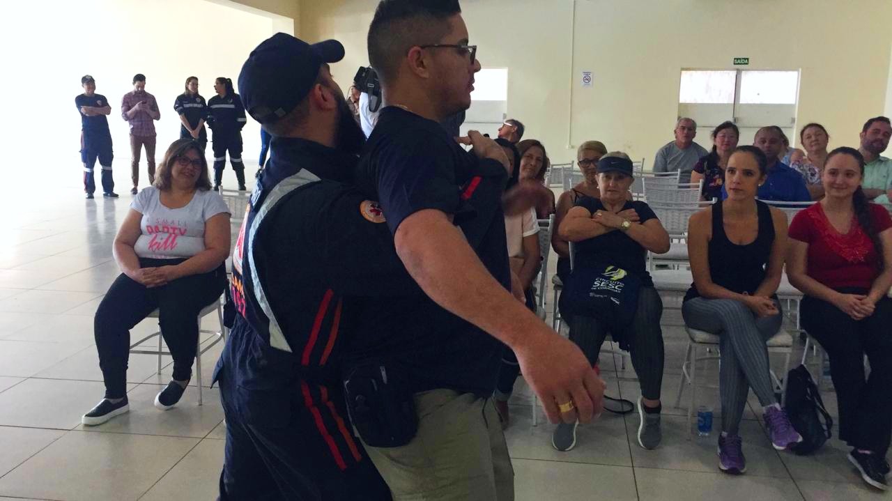 Samu e bombeiros ensinam a manobra de Heimlich