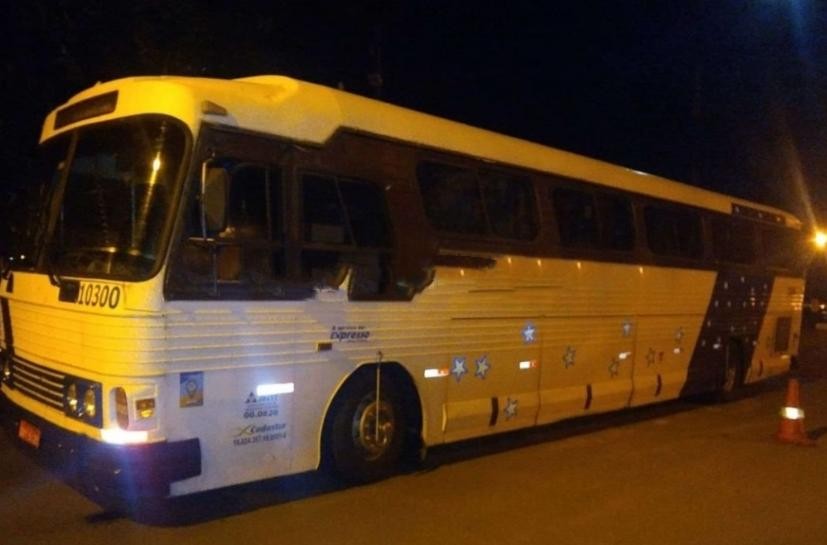 Assaltantes interceptam ônibus de turismo na região de Maringá e roubam passageiros