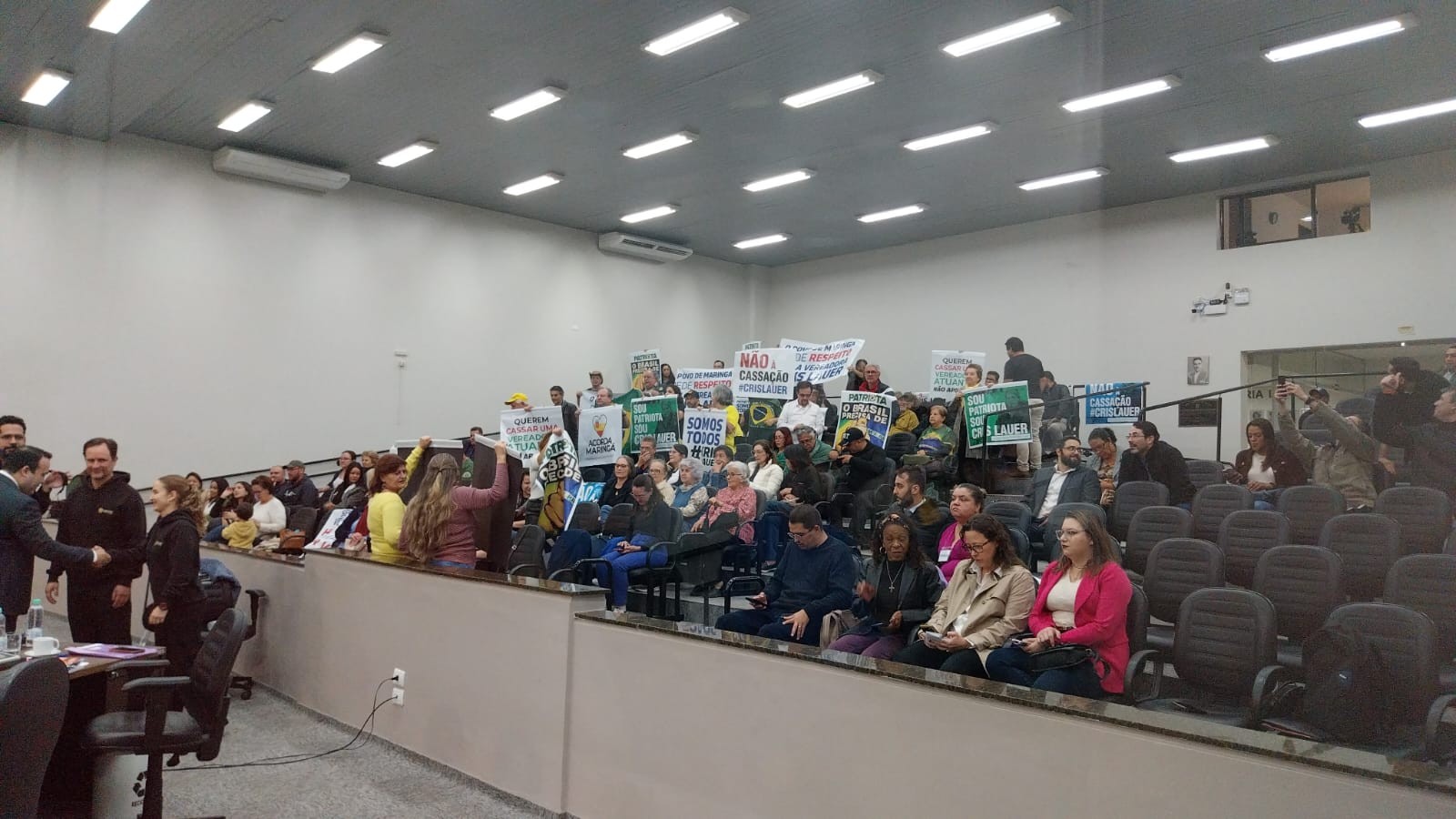 Manifestantes vão à Câmara de Maringá em defesa de vereadora