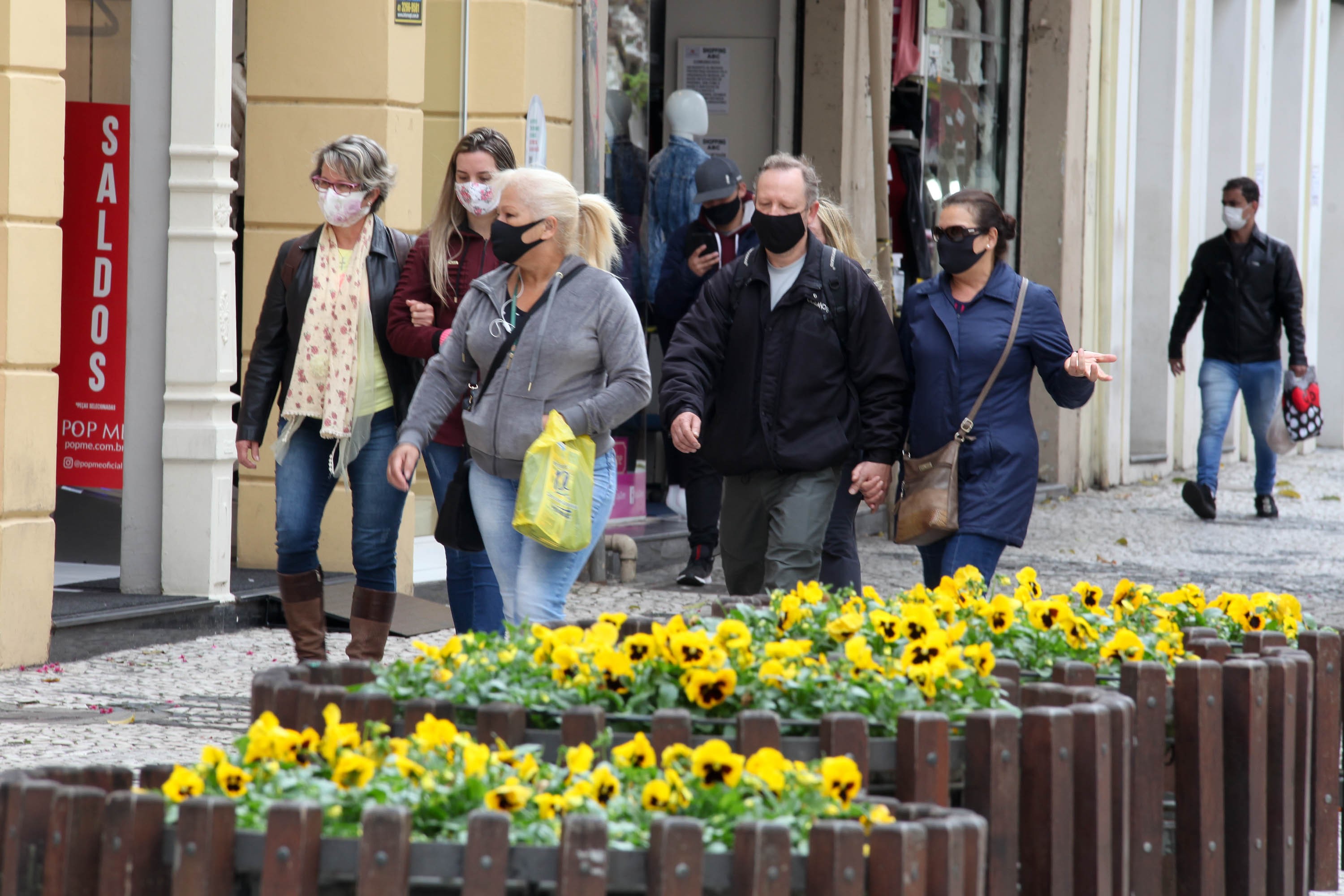 Resolução detalha os locais em que não é mais obrigatório usar máscara