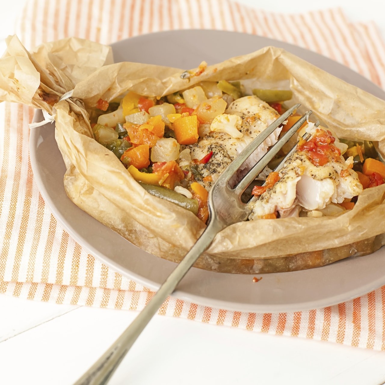 Peixe no papelote mantém suculência natural