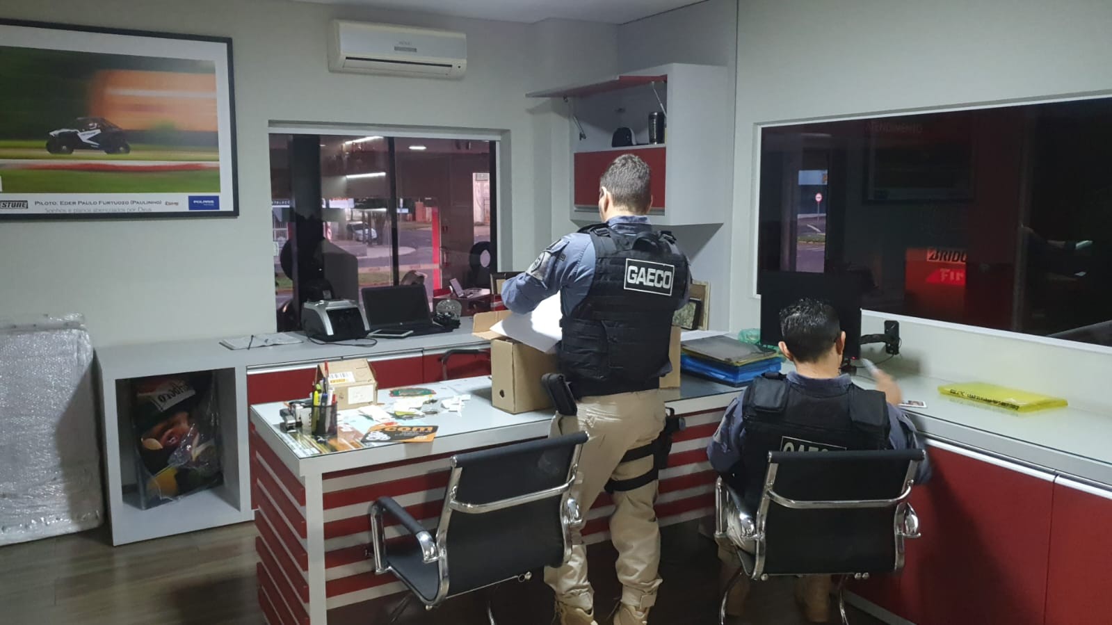 Policial é preso e cinco perdem exercício da função em operação do MP