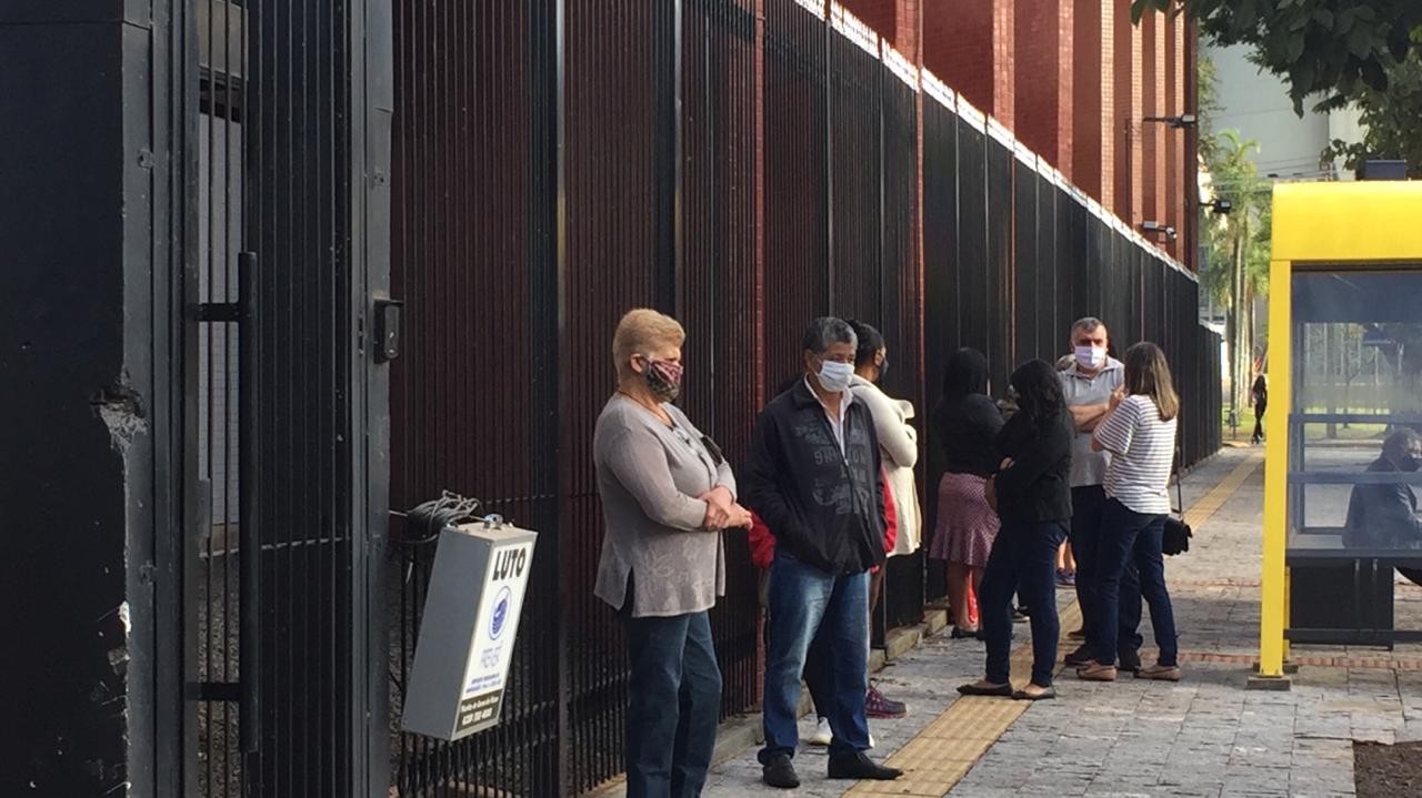 Populares aguardam em fila momento de dar adeus ao vereador Chico Caiana