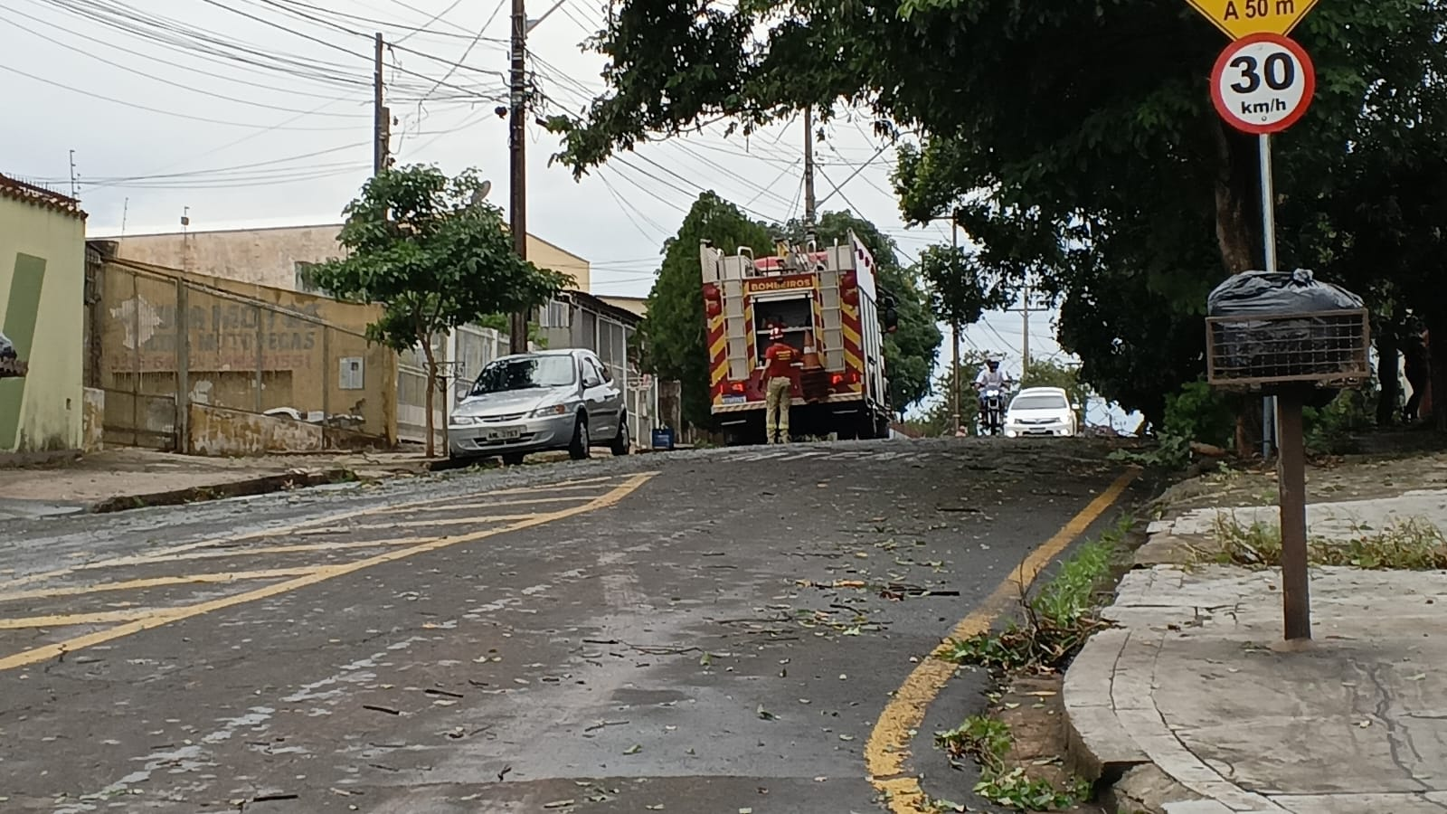 Primeira tempestade de 2026 deixa rastro de estragos em Londrina