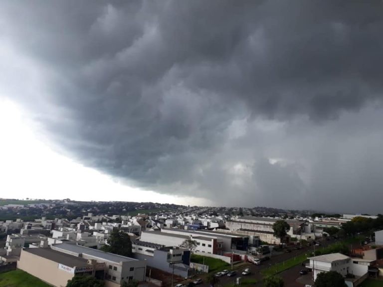Domingo deve ser de chuva em Maringá