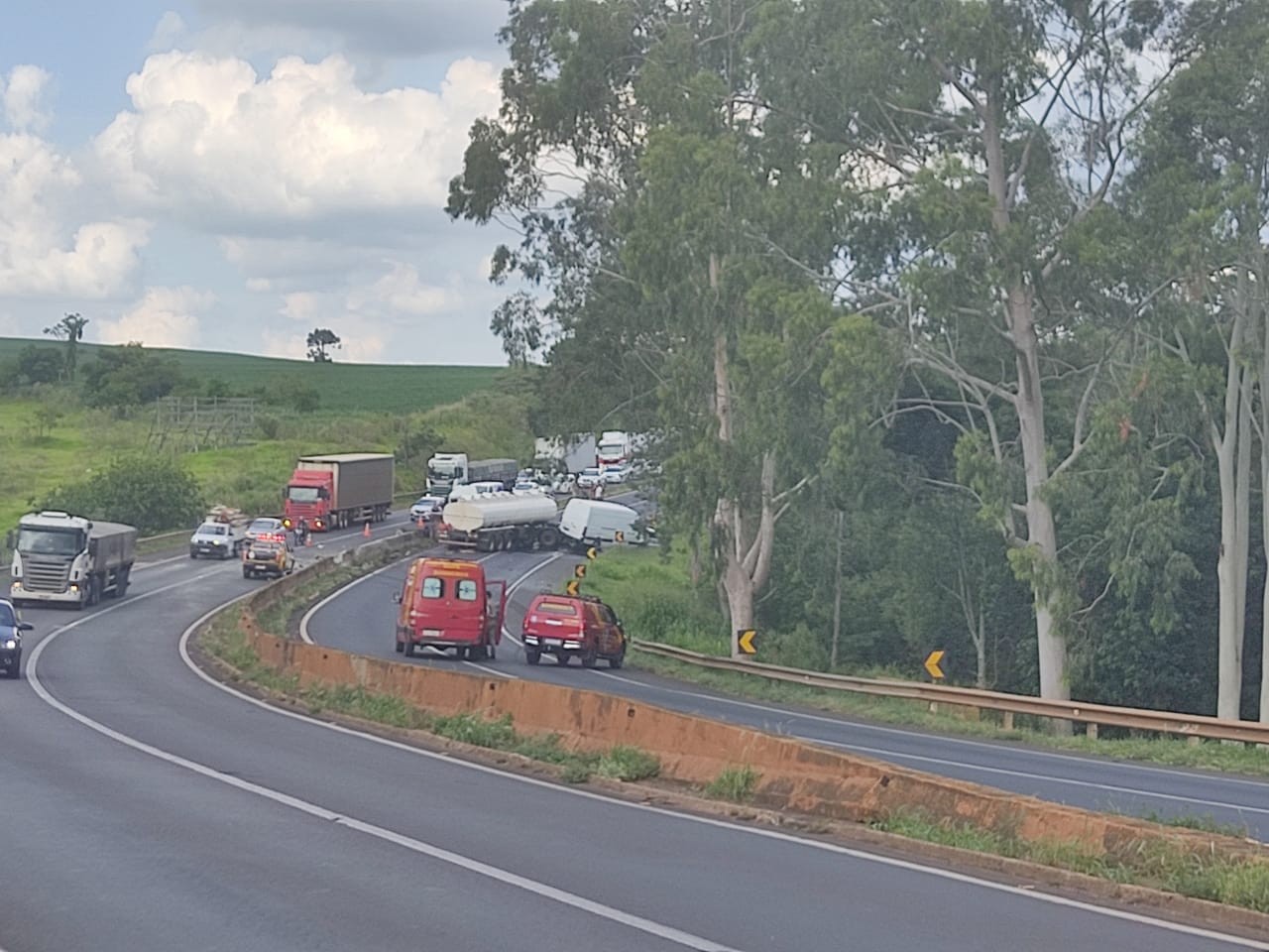 Rolândia: engavetamento envolvendo 6 veículos termina em destruição na PR-986